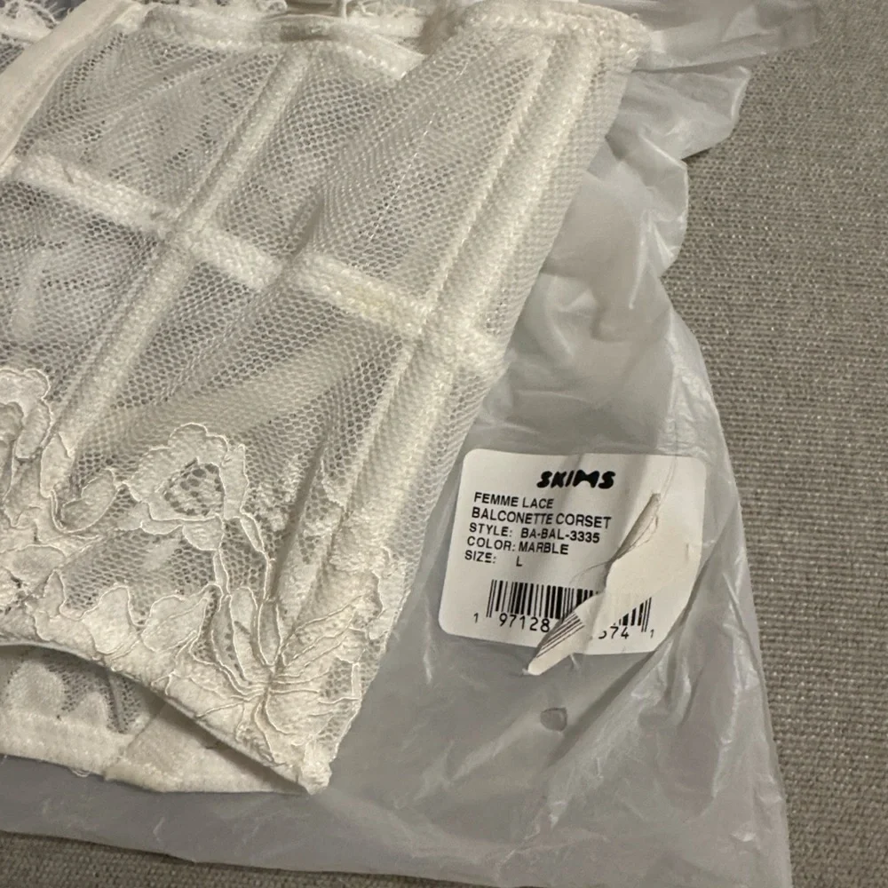 Skims Lace Unlined Balconette Corset | Marble - Picture 7 of 11